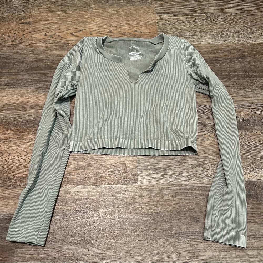 ❄️ Wild Fable long-sleeve V-neck ribbed cropped shirt in gray wash